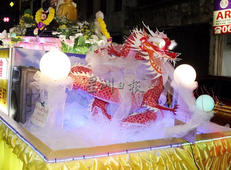 卫塞节花车游行点亮芙蓉夜 千人心灯共迎佛诞