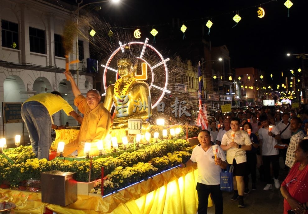 卫塞节花车游行点亮芙蓉夜 千人心灯共迎佛诞