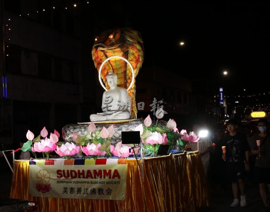 卫塞节花车游行点亮芙蓉夜 千人心灯共迎佛诞