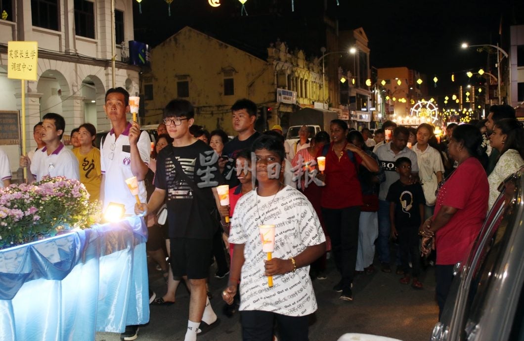 卫塞节花车游行点亮芙蓉夜 千人心灯共迎佛诞