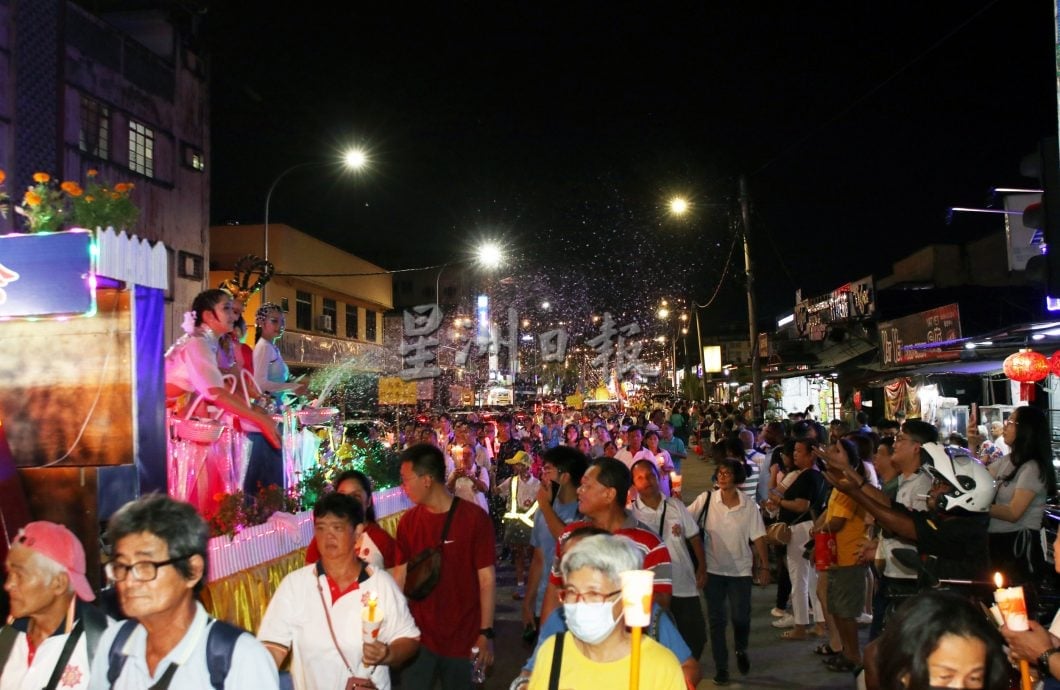卫塞节花车游行点亮芙蓉夜 千人心灯共迎佛诞
