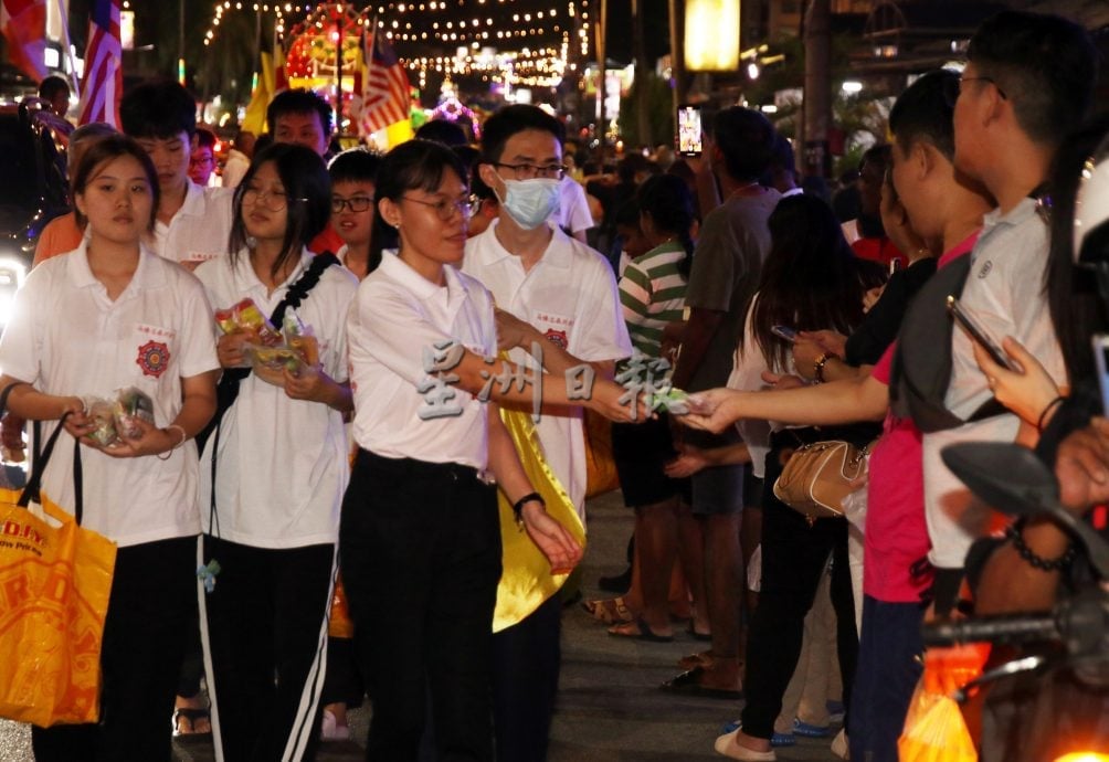 卫塞节花车游行点亮芙蓉夜 千人心灯共迎佛诞