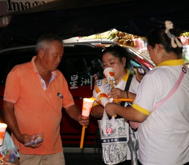 卫塞节花车游行点亮芙蓉夜 千人心灯共迎佛诞