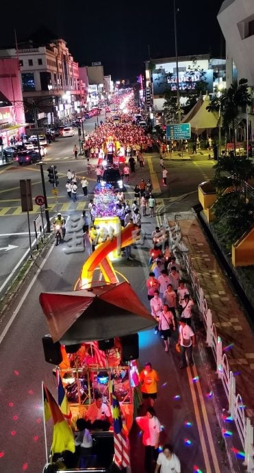 卫塞节花车游行点亮芙蓉夜 千人心灯共迎佛诞