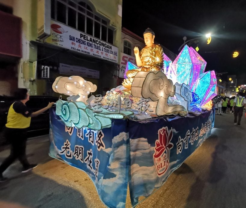 卫塞节花车游行点亮芙蓉夜 千人心灯共迎佛诞