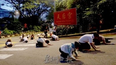 天后宫千人清晨拜愿  三步一拜走完一公哩