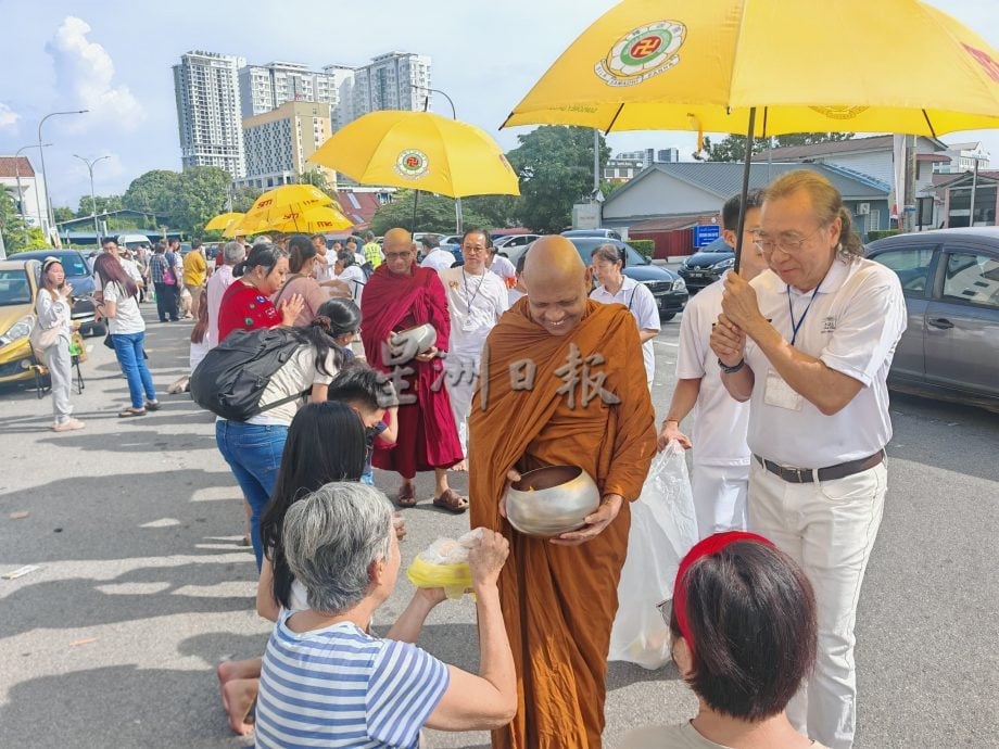 (古城第三版主文)卫塞节民众游客到佛教场所浴佛祈福,非常热闹