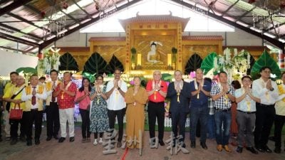 东禅寺万人浴佛 各族欢庆卫塞展和谐