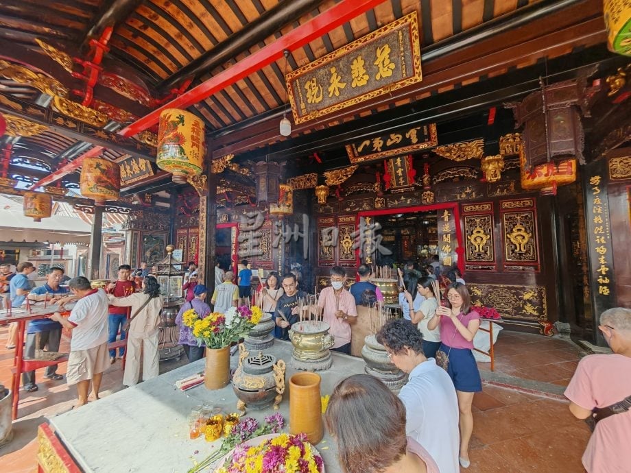 （古城第三版主文）卫塞节民众游客到佛教场所浴佛祈福，非常热闹