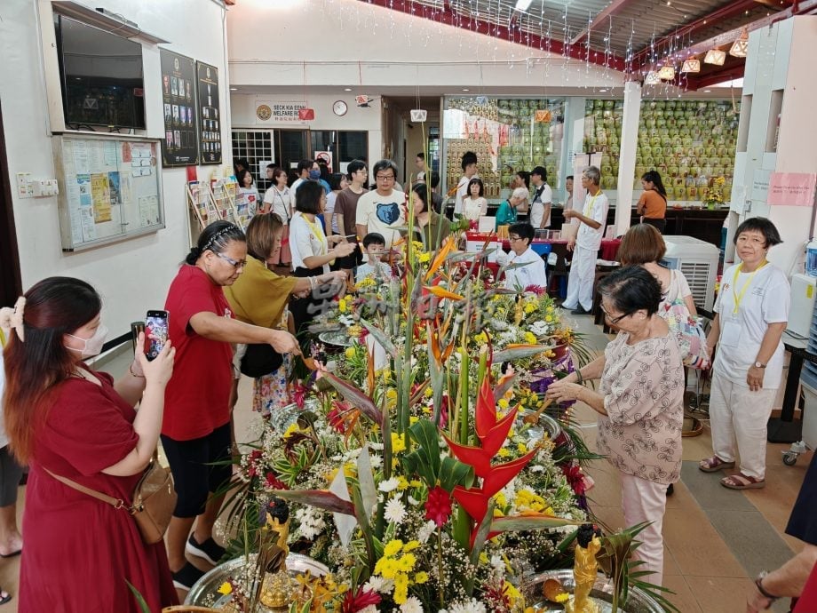 （古城第三版主文）卫塞节民众游客到佛教场所浴佛祈福，非常热闹
