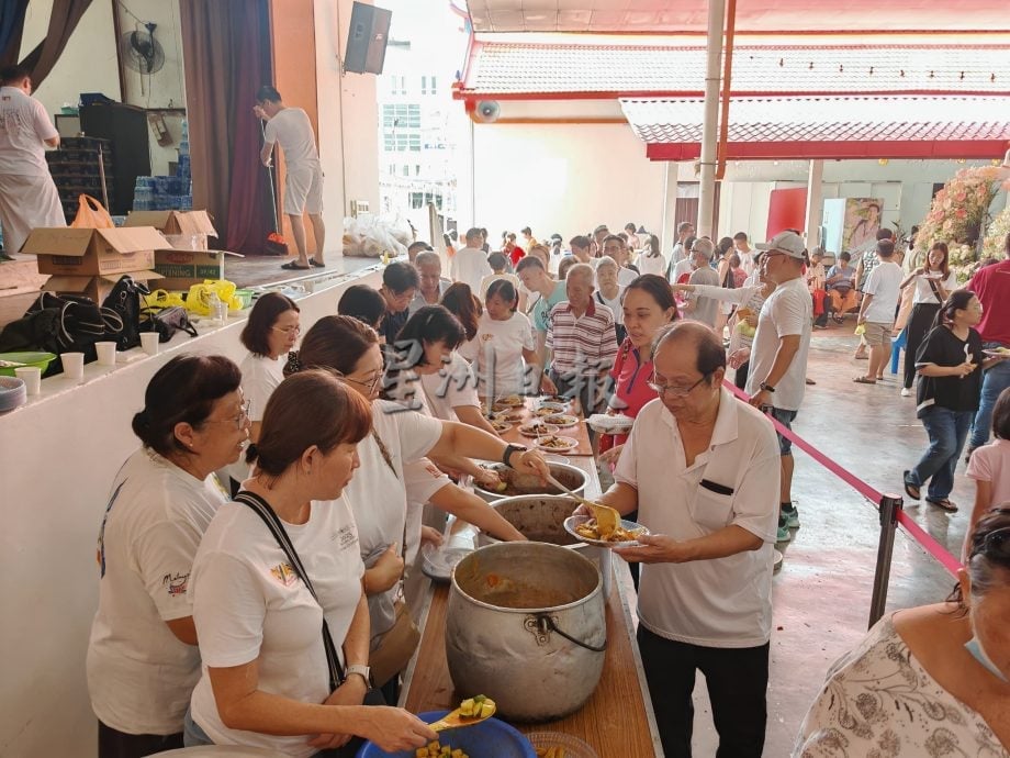 （古城第三版主文）卫塞节民众游客到佛教场所浴佛祈福，非常热闹