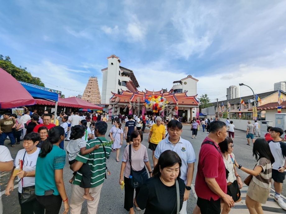 （古城第三版主文）卫塞节民众游客到佛教场所浴佛祈福，非常热闹