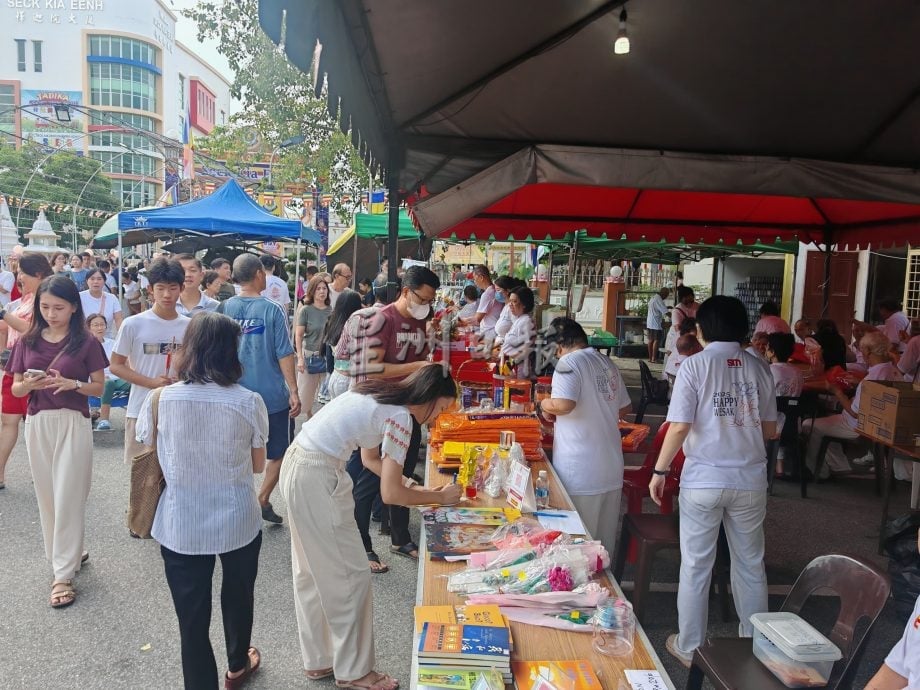 （古城第三版主文）卫塞节民众游客到佛教场所浴佛祈福，非常热闹