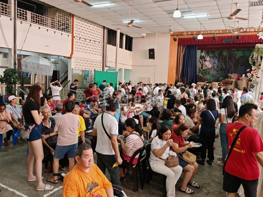 （古城第三版主文）卫塞节民众游客到佛教场所浴佛祈福，非常热闹