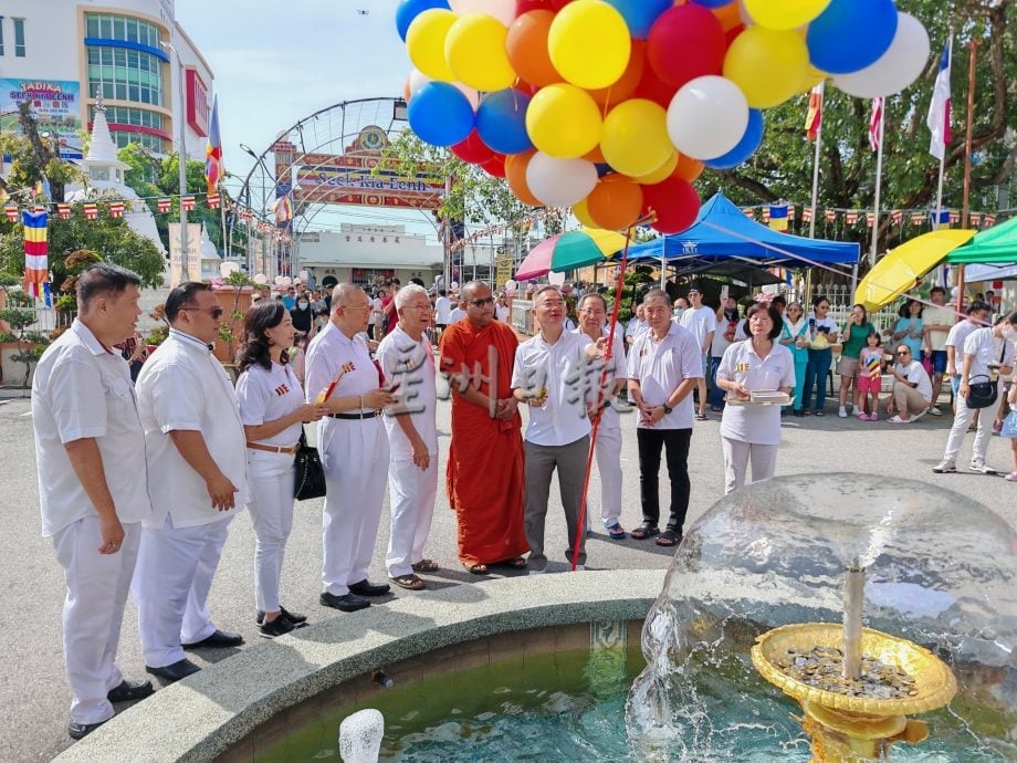 （古城第三版主文）卫塞节民众游客到佛教场所浴佛祈福，非常热闹