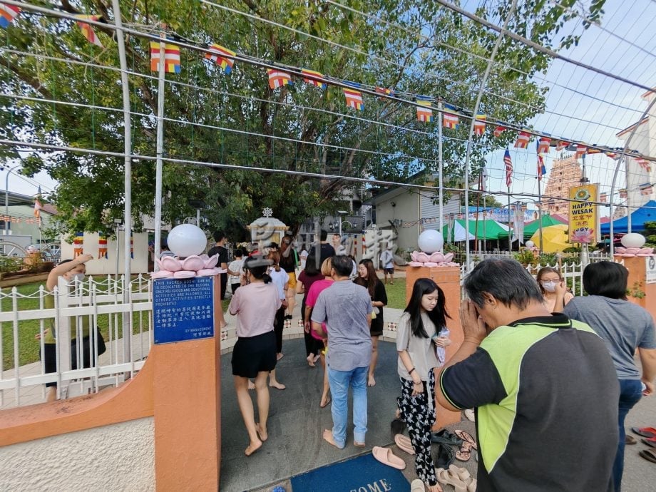 （古城第三版主文）卫塞节民众游客到佛教场所浴佛祈福，非常热闹