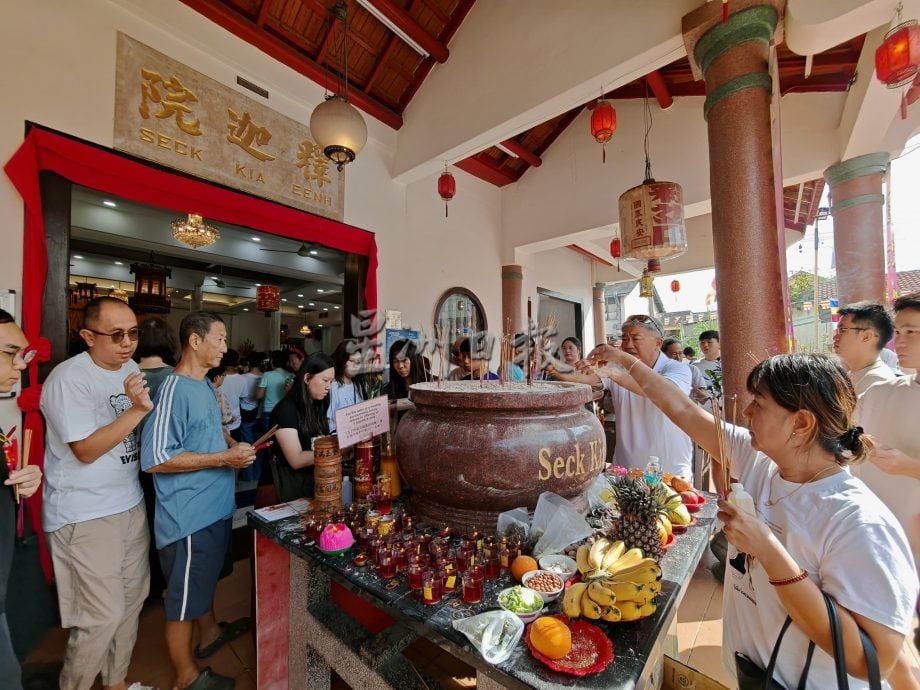 （古城第三版主文）卫塞节民众游客到佛教场所浴佛祈福，非常热闹