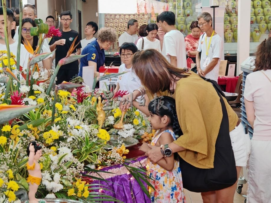 （古城第三版主文）卫塞节民众游客到佛教场所浴佛祈福，非常热闹