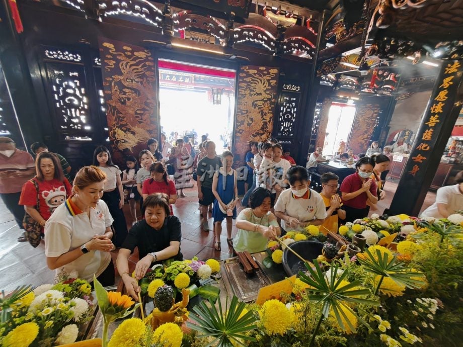（古城第三版主文）卫塞节民众游客到佛教场所浴佛祈福，非常热闹