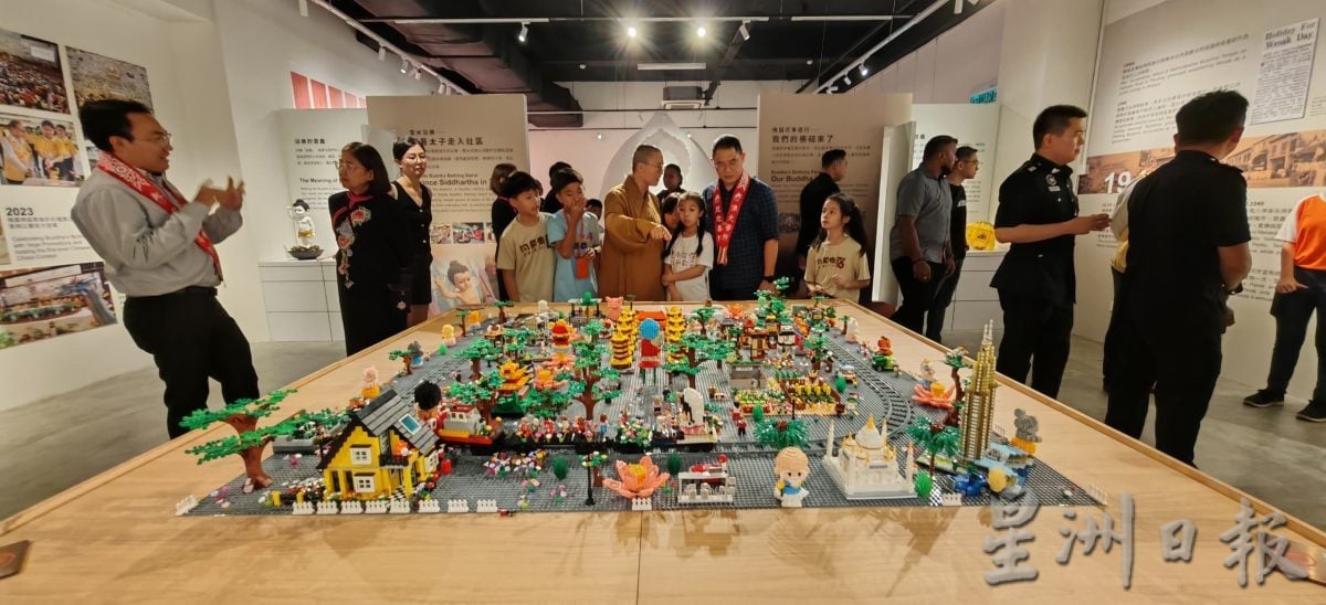 已签发 柔:版二:佛光山新马寺大雄宝殿,卫塞节被人流挤爆,佛法走向群众