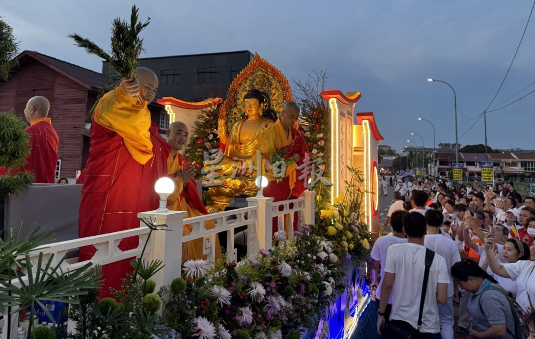 （古城第五版主文）卫塞节大游行花车璀璨·传播祥和慈悲种子