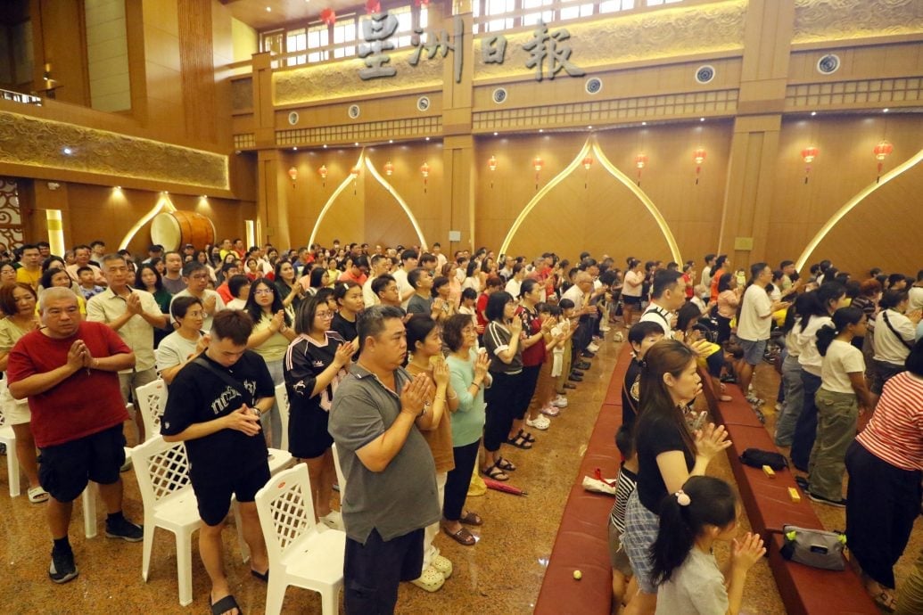 已签发 柔:版二:佛光山新马寺大雄宝殿,卫塞节被人流挤爆,佛法走向群众