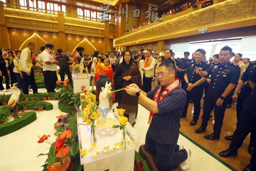 已签发 柔:版二:佛光山新马寺大雄宝殿,卫塞节被人流挤爆,佛法走向群众