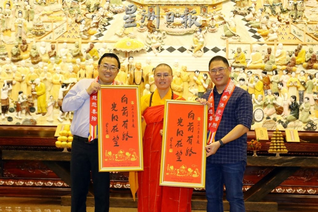 已签发 柔:版二:佛光山新马寺大雄宝殿,卫塞节被人流挤爆,佛法走向群众