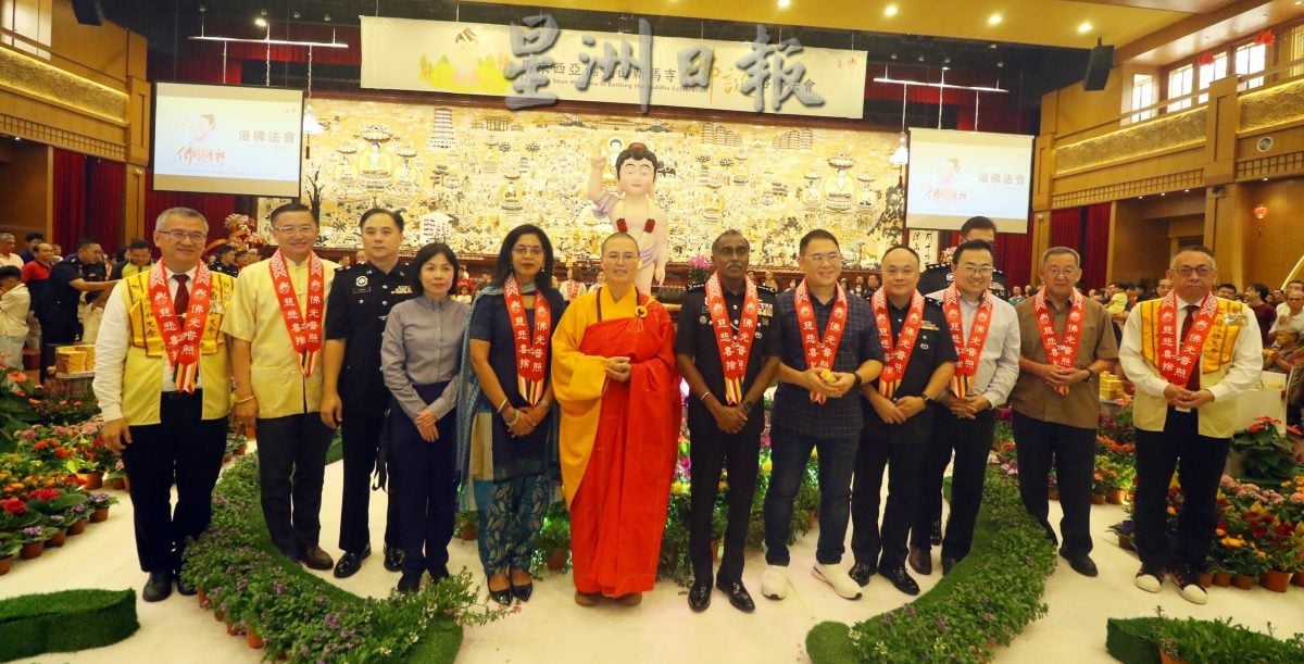 已签发 柔:版二:佛光山新马寺大雄宝殿,卫塞节被人流挤爆,佛法走向群众