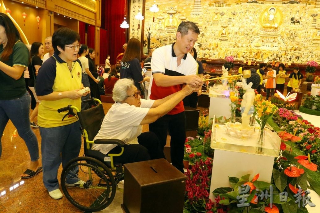 已签发 柔：版二：佛光山新马寺大雄宝殿，卫塞节被人流挤爆，佛法走向群众