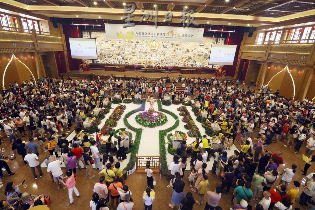 已签发 柔：版二：佛光山新马寺大雄宝殿，卫塞节被人流挤爆，佛法走向群众