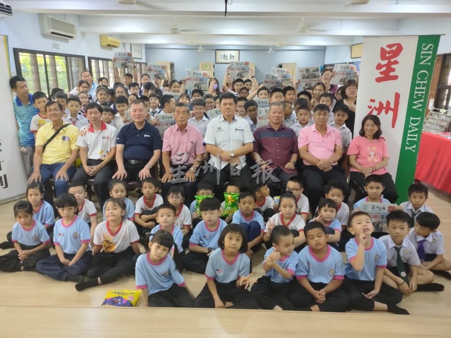 (古城第四版主文)明光华小赠报仪式