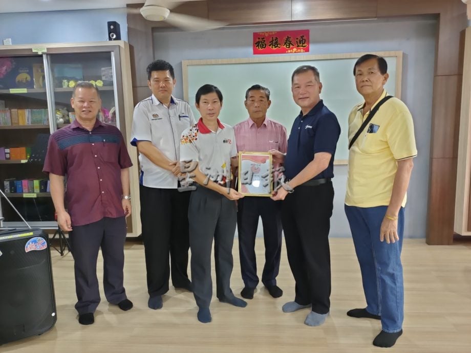 （古城第四版主文）明光华小赠报仪式