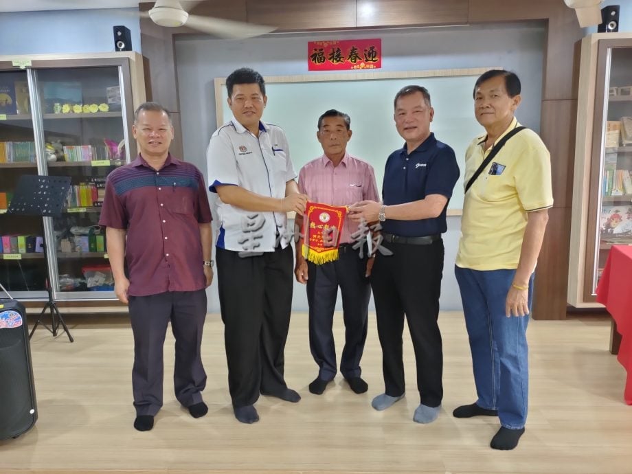 （古城第四版主文）明光华小赠报仪式