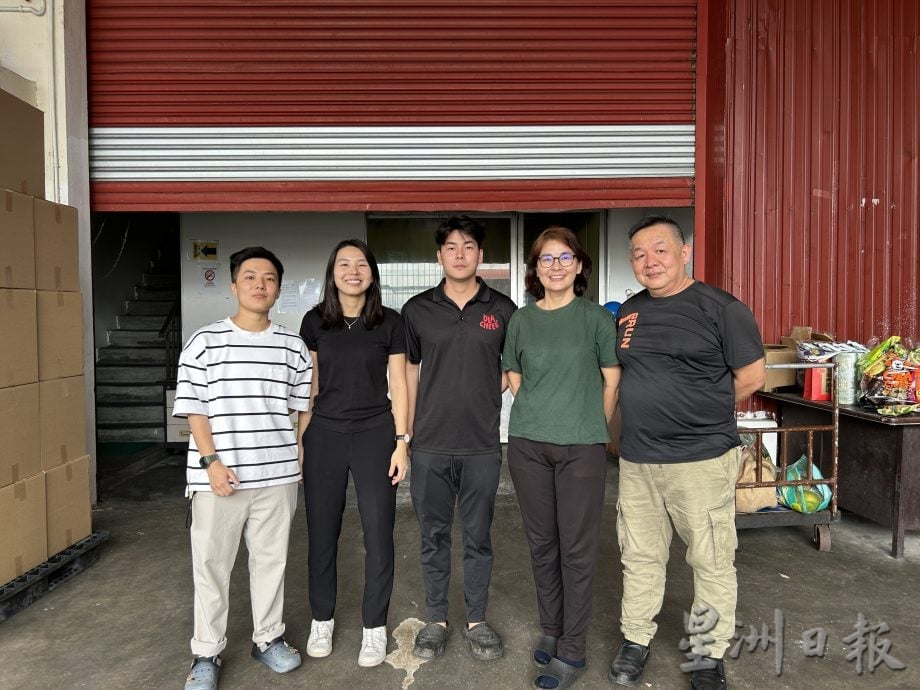 霹：|青创家园|封底／5月13日见报／不去远方打拼 留家打造饼路新径