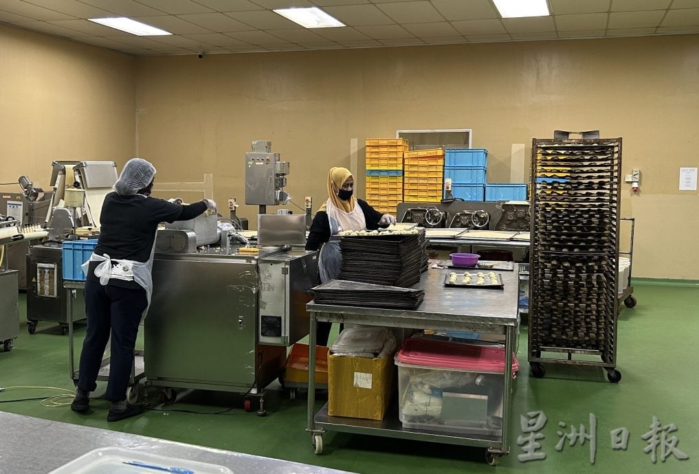 霹：|青创家园|封底／5月13日见报／不去远方打拼 留家打造饼路新径