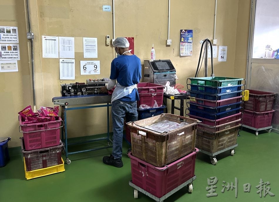 霹:|青创家园|封底/5月13日见报/不去远方打拼 留家打造饼路新径