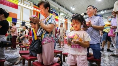 卫塞节法喜充满  槟各大佛寺浴佛祈福