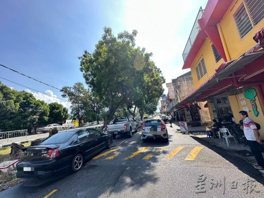 甲岭花园枯叶垃圾堆积 影响排水及市容