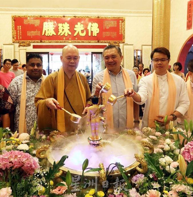 早报版头-大都会/黄思汉出席:八打灵观音亭福利基金卫塞节庆典/3图
