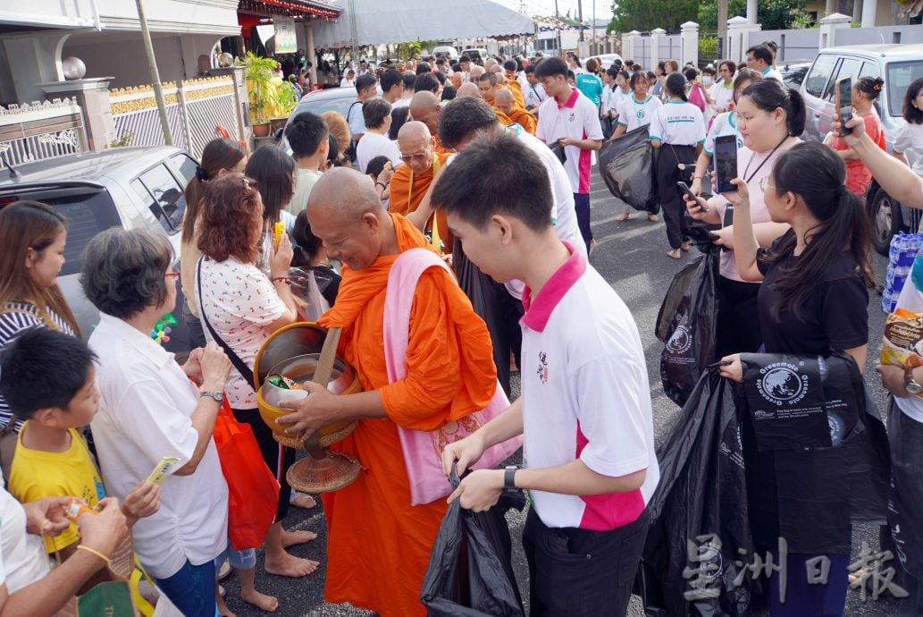 玻佛学会聚集500佛友共庆卫塞节,诵经供僧浴佛享免费素食