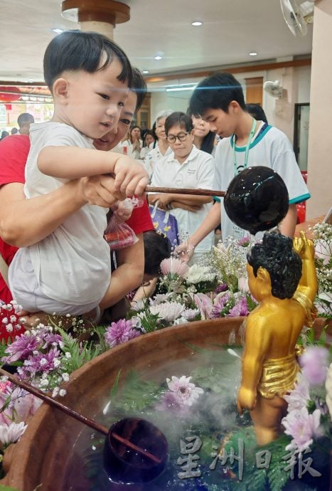 玻佛学会聚集500佛友共庆卫塞节,诵经供僧浴佛享免费素食