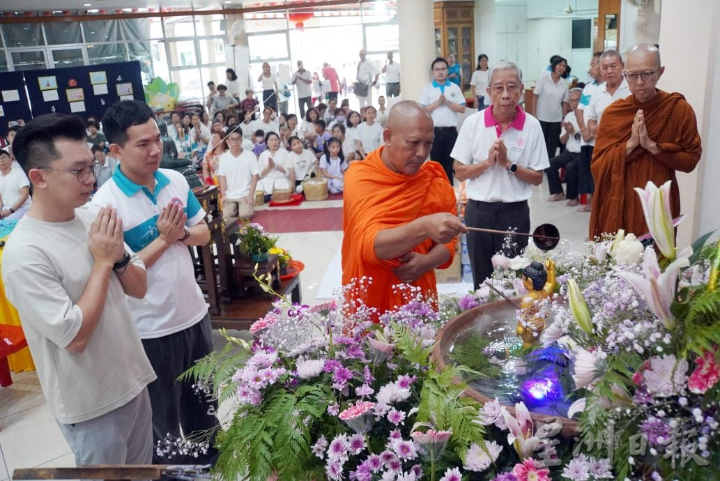 玻佛学会聚集500佛友共庆卫塞节,诵经供僧浴佛享免费素食