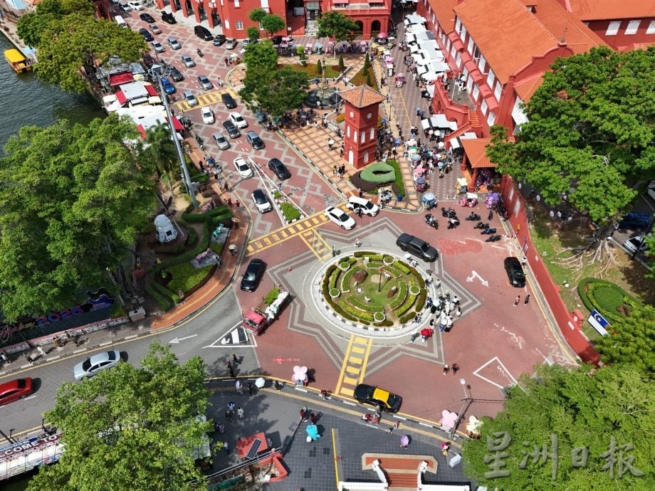 3天连假多游客,最后一天游客提早回去只有鸡场街车多人多