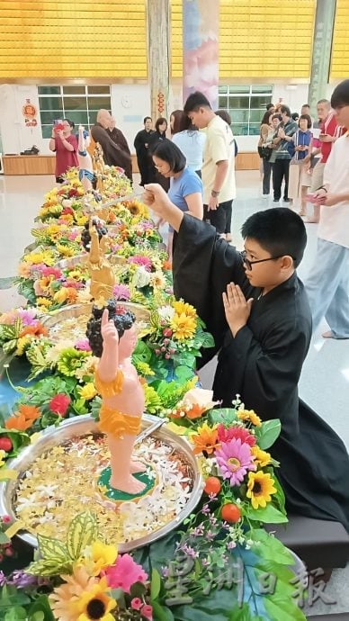 关丹净业林配合卫塞节“佛陀日”举办浴佛庆典