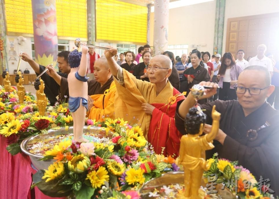关丹净业林配合卫塞节“佛陀日”举办浴佛庆典