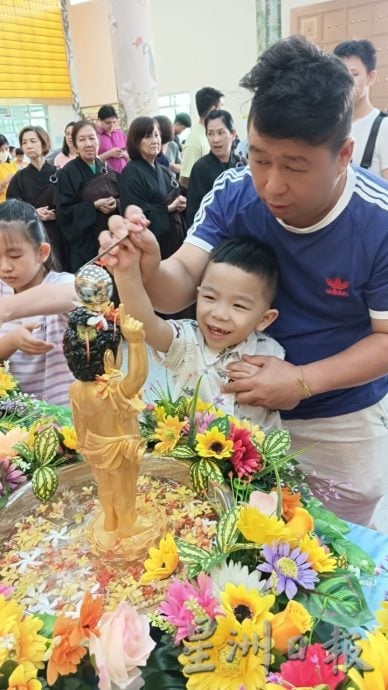 关丹净业林配合卫塞节“佛陀日”举办浴佛庆典