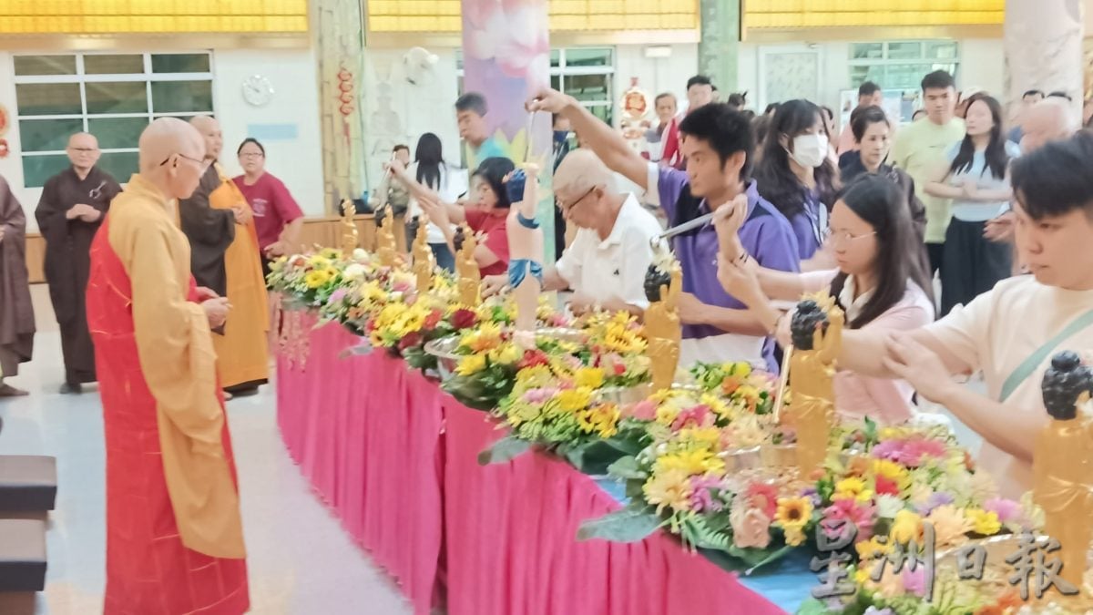 关丹净业林配合卫塞节“佛陀日”举办浴佛庆典
