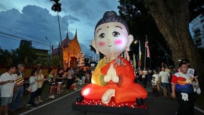 槟卫塞节花车游行   Q版佛陀装饰吸睛