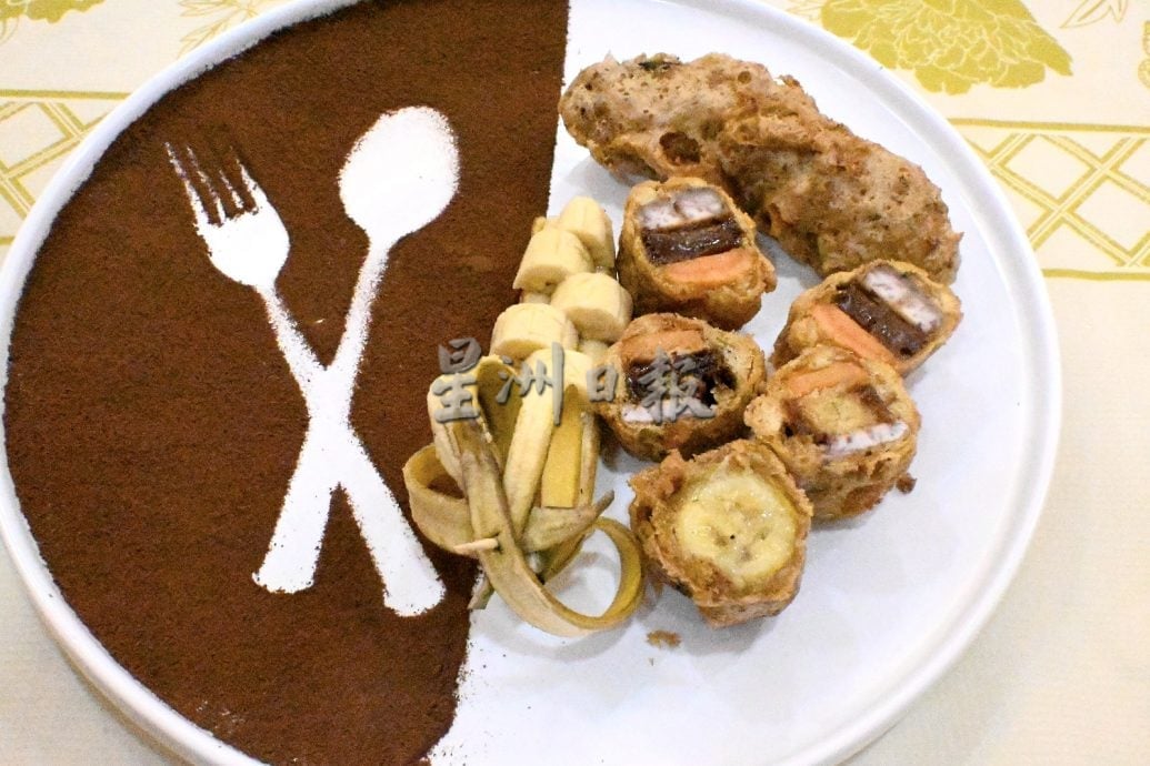 供星洲网：马口烹饪赛冠军，要以炸香蕉及炸年糕参加亚洲级别的美食赛，惟苦无经费